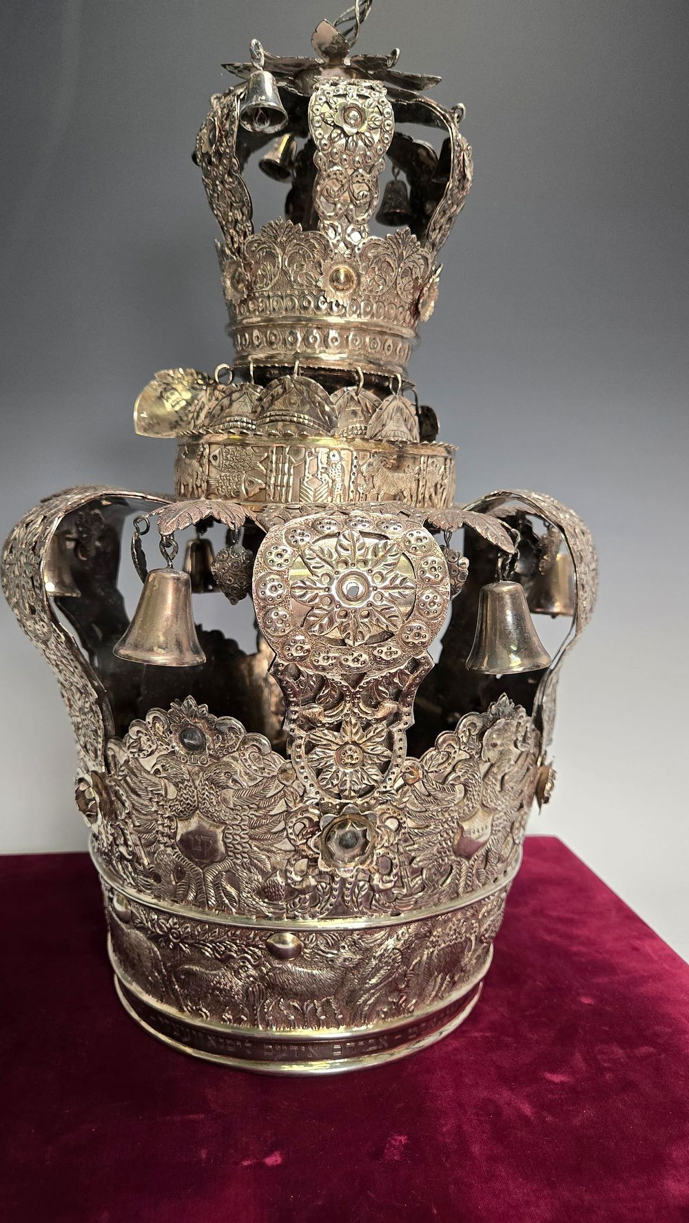 AN EXCEPTIONAL STERLING SILVER TORAH CROWN. American, c. 1900. THE BEST OF THE BEST. Sheer 