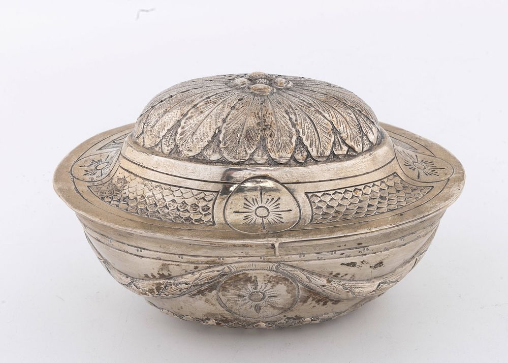 ANTIQUE SILVER HAND MADE ETROG BOX. Germany, c. 1900. Oval in form. The base is decorated with 