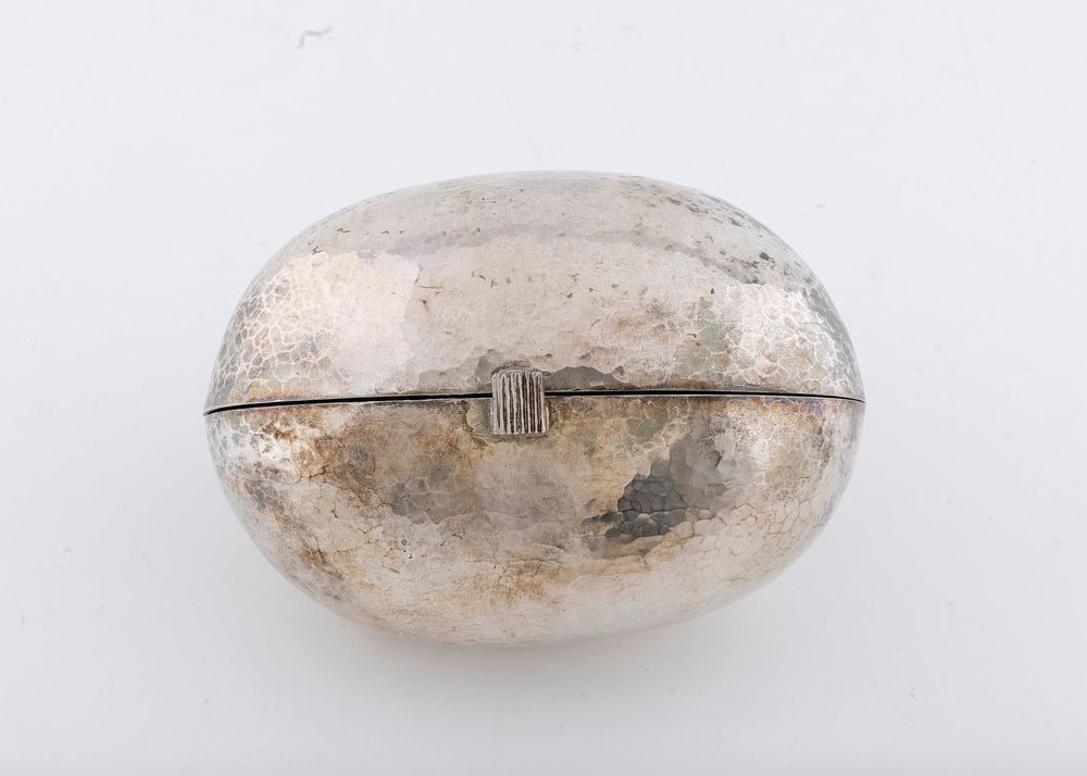 A HAND WROUGHT ANTIQUE ETROG CONTAINER. Probably Germany, c. 1900. Oval form. With interior 