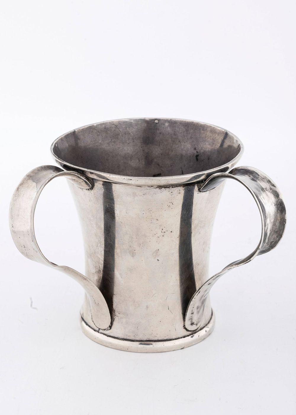A RARE AND EARLY SILVER WASHING CUP. Poland or Eastern Europe, c. 1840. In traditional form. 