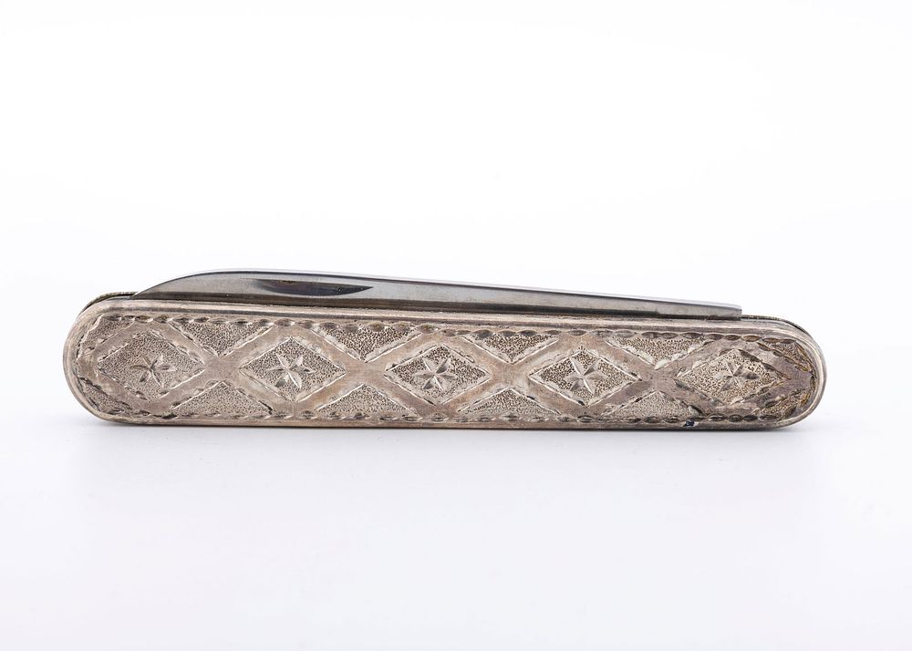 A STERLING SILVER FOLDING CHALLAH KNIFE. Probably Israel. The side panels are hand engraved 