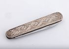 A STERLING SILVER FOLDING CHALLAH KNIFE. Probably Israel. The side panels are hand engraved תמונה - 1