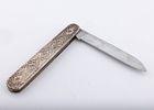 A STERLING SILVER FOLDING CHALLAH KNIFE. Probably Israel. The side panels are hand engraved תמונה - 2