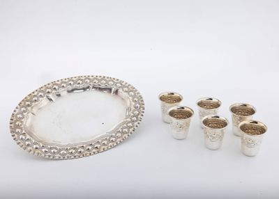 A SET OF SIX STERLING SILVER KIDDUSH BEAKERS ON A TRAY BY HADAD BROTHERS. Israel, modern. Oval 