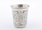 A SILVER KIDDUSH CUP. Ukraine, c. 1820. Beaker form. Engraved with floral designs, multiple תמונה - 1