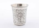 A SILVER KIDDUSH CUP. Ukraine, c. 1820. Beaker form. Engraved with floral designs, multiple תמונה - 2