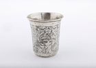 A SILVER KIDDUSH CUP. Ukraine, c. 1820. Beaker form. Engraved with floral designs, multiple תמונה - 3