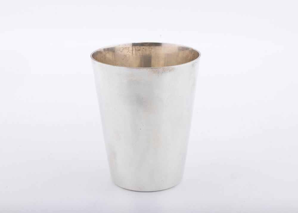 A STERLING SILVER KIDDUSH BEAKER BY MICHAEL ENDE. Jerusalem, c. 1980. Outwardly tapering. Signed 