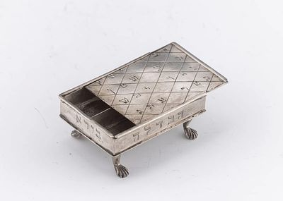 AN EARLY SILVER SPICE CONTAINER. Germany, c. 1800. On four shell feet. With a sliding top that 