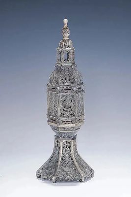 A MONUMENTAL STERLING SILVER SPICE CONTAINER BY EZRA LANDAU. Israel, modern. In 18th century 
