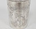 AN ANTIQUE SILVER CUP. Russia, 1775. Beaker form. Engraved with town scenes, cartouches, and תמונה - 1