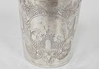 AN ANTIQUE SILVER CUP. Russia, 1775. Beaker form. Engraved with town scenes, cartouches, and תמונה - 2