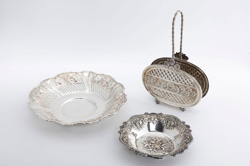 A STERLING SILVER NAPKIN HOLDER AND BOWLS. Probably Israel or Italy, modern. On four legs. Wth 