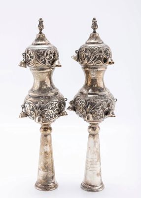 A PAIR OF STERLING SILVER TORAH FINIALS. Israel, modern. Hand chased in bulbous form. Fitted 