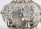 A MASSIVE STERLING SILVER TORAH CROWN. American, early 20th century. Traditional in shape with תמונה - 3