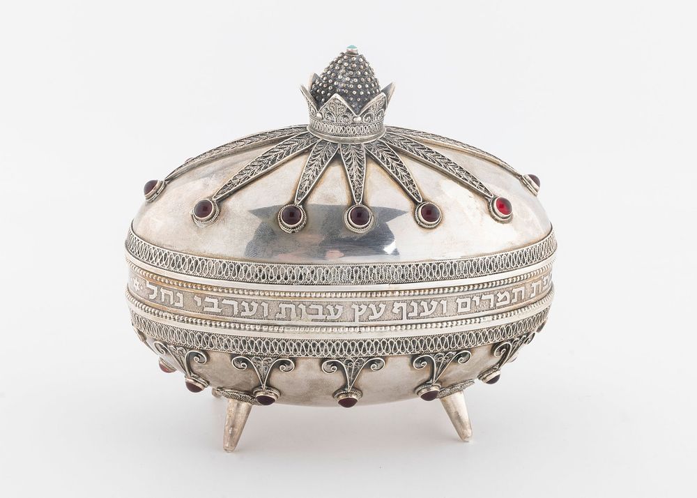 AN IMPORTANT SILVER AND GARNET ETROG CONTAINER BY YAKOV YEMINI. Jerusalem, c. 1980. On four pole 