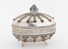 AN IMPORTANT SILVER AND GARNET ETROG CONTAINER BY YAKOV YEMINI. Jerusalem, c. 1980. On four pole תמונה - 1