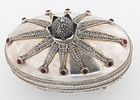 AN IMPORTANT SILVER AND GARNET ETROG CONTAINER BY YAKOV YEMINI. Jerusalem, c. 1980. On four pole תמונה - 2