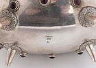 AN IMPORTANT SILVER AND GARNET ETROG CONTAINER BY YAKOV YEMINI. Jerusalem, c. 1980. On four pole תמונה - 3