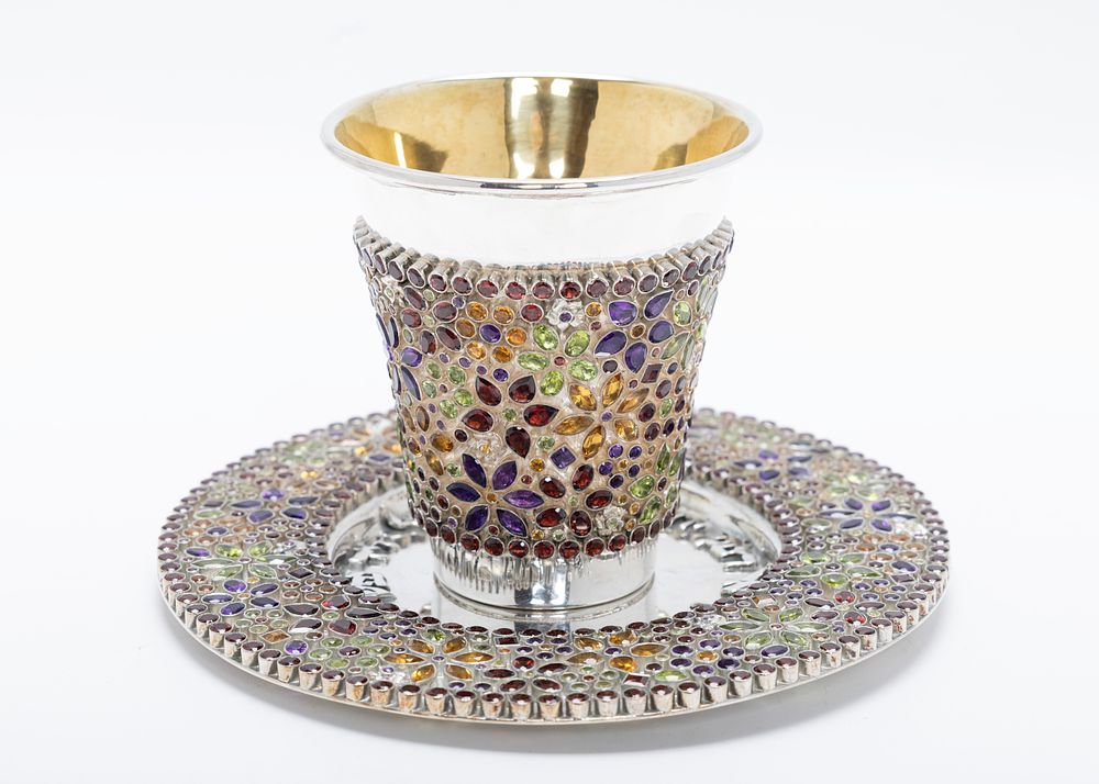A GEM ENCRUSTED KIDDUSH CUP AND UNDERPLATE BY DEKEL AVIV. Jerusalem, modern. Decorated with 