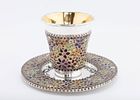 A GEM ENCRUSTED KIDDUSH CUP AND UNDERPLATE BY DEKEL AVIV. Jerusalem, modern. Decorated with תמונה - 1