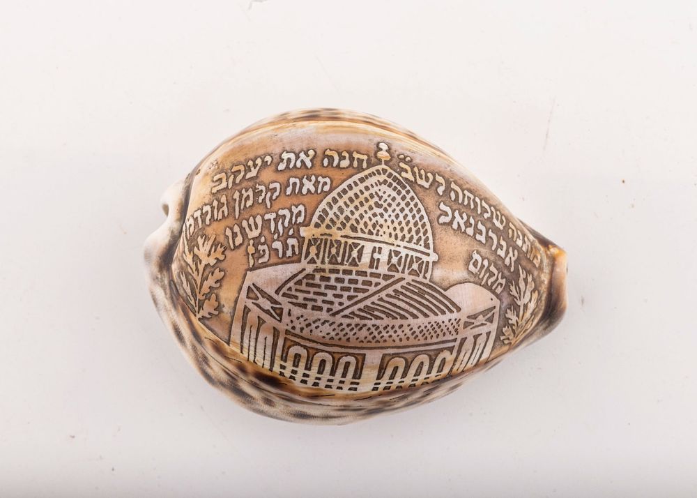 A RARE COWRY SHELL FROM THE TEMPLE MOUNT, 1927. Etched with the Dome of the Rock from the Temple 