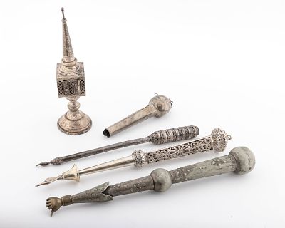 A GROUP OF STERLING SILVER JUDAICA OBJECTS. Including 3 and a half torah pointers and a spice 