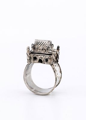 A SILVER JEWISH WEDDING RING. In Italian style. With a house mounted on a circular band.