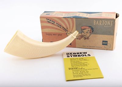 A TOY SHOFAR IN THE ORIGINAL BOX BY BARTONS 1952. Plastic shofar, in the original presentation 
