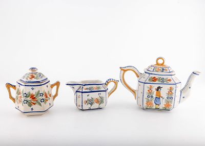 ELEANOR ROOSEVELT ESTATE - A hAND PAINTED TEA SET BY HENRIOT QUIMPER, FRANCE. Hand painted with 