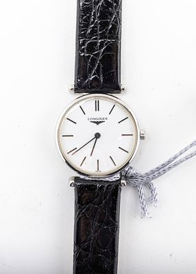 LONGINES LA GRAND CLASSIQUE QUARTZ WATCH. In the original box. Minimalist round case wit a white 