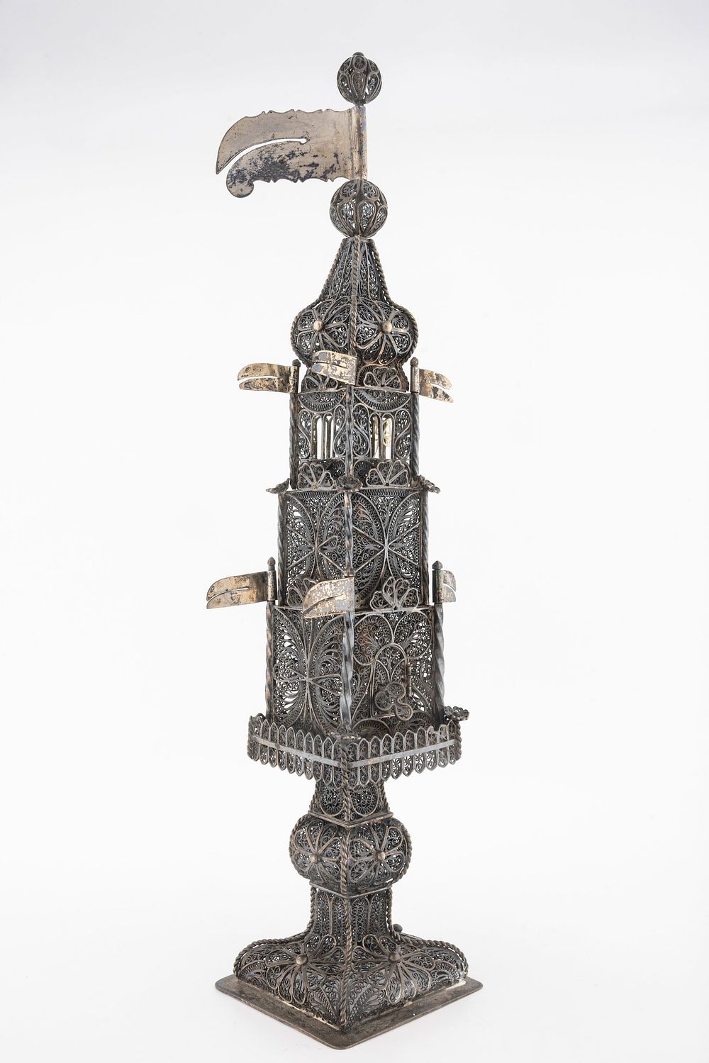 AN EARLY FILIGREE SPICE TOWER. Eastern Europe, c. 1800. On a solid square with floral filigree 