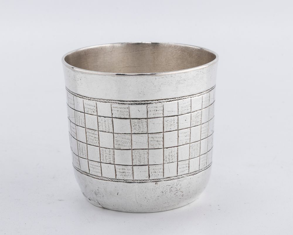 A SILVER KIDDUSH BEAKER. Germany, 18th century. Beaker form. Engraved with a checkerboard 