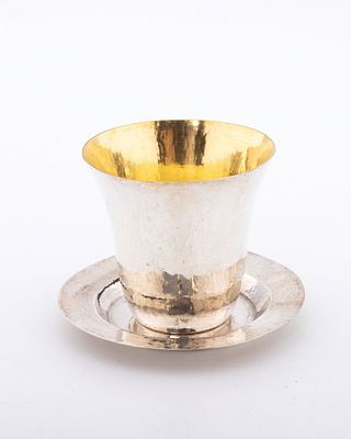 A STERLING SILVER KIDDUSH CUP AND UNDERPLATE BY DOVID COHEN. Israel, modern. Hand wrought and 