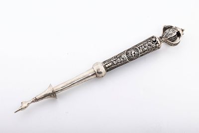 ANTIQUE STERLING SILVER TORAH POINTER. United States, c. 1920. Hand spun filigree upper 