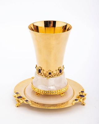 A PARCEL GILT STERLING SILVER AND WHITE ONYX KIDDUSH CUP AND UNDERPLATE. Davidoff. On four feet 