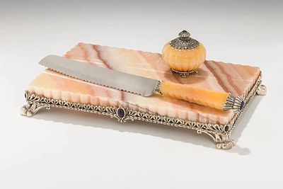 A POLISHED STONE AND STERLING SILVER CHALLAH SET BY YOSEF RODGERO. Jerusalem, modern. Consisting 