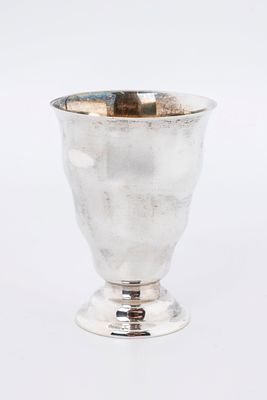 A SILVER KIDDUSH CUP. Germany, c. 1910. Art Deco in formation. On a round domed base with an 