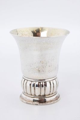 A SILVER KIDDUSH CUP BY WETZLER. Munich, Germany, c. 1910. On a round base with outwardly 