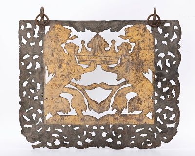 A METAL SYNAGOGUE DECORATION. Continental, c. 1840. Featuring two lions in latticework flanking 