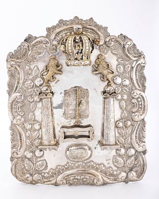 A LARGE STERLING SILVER TORAH SHIELD. American, 1913. Tradtional form. Decorated with an ark 