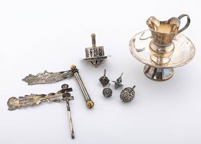 A GROUP OF FIVE DREIDELS, A MAYIM ACHRONIM AND TWO GRAGGERS. Probably Israel, modern. The 