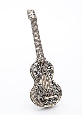 A STERLING SILVER GUITAR SHAPED FILIGREE BESAMIM HOLDER. Israel, modern. Made in Israel, c. 