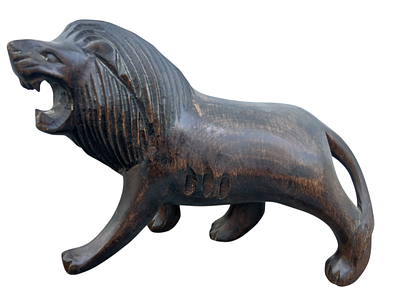 אריה פסל עץ גלוף יד ישן ואיכותי 
גובה 15 סמ 
אורך 23 סמ