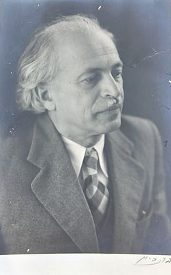 צילום של מיכאל פקטה על ידי הצלם אלפרד ברנהים ירושלים 
מידות 9X14 סמ . מיכאל פֶקֶטֶה (Michael 