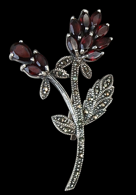סיכת דש פרחונית מכסף עם אבני גארנט ומרקזיט אורך 5.5 סמ
