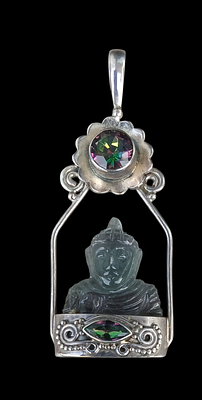 תליון כסף סטרלינג משובץ באבן טופז מיסטיק ובפסלון בודהה מגולף באבן ג'ייד.אורך 6 סמ