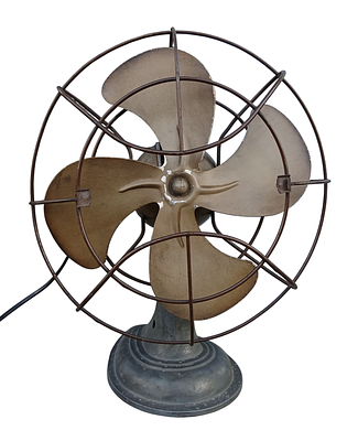 מאוורר שולחני וינטג' עם בסיס ברזל יצוק ולהבי מתכת. מצב עבודה