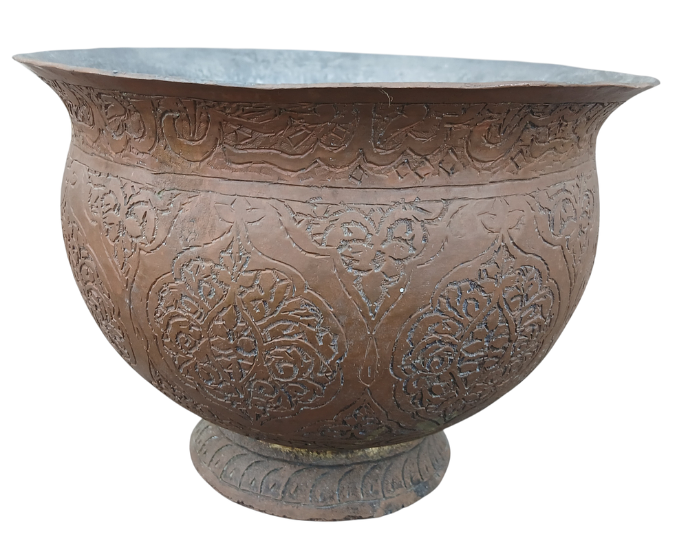 כלי נחושת איסלאמי מעוטר בעיטורי ריקוע עבודת יד 
המאה ה 19 
גובה 14 סמ 
קוטר 22 סמ