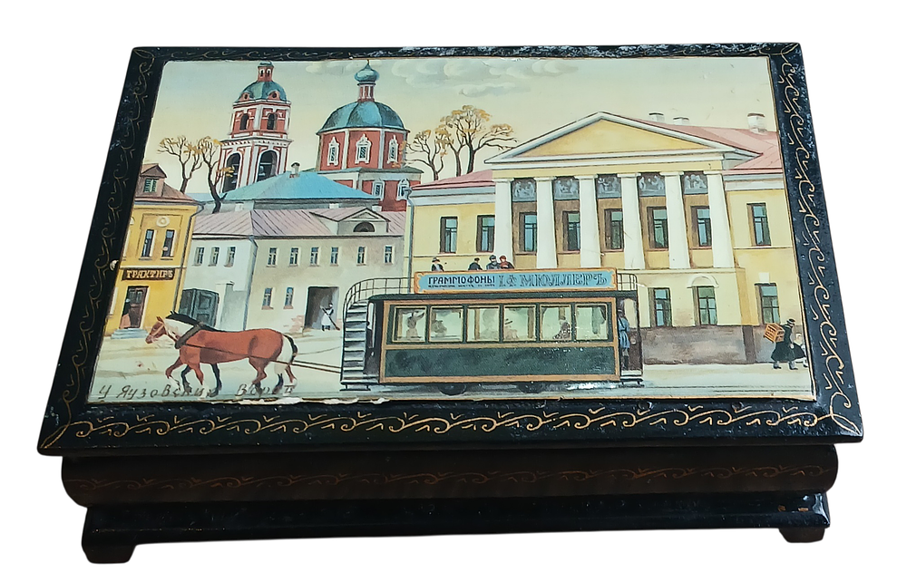 קופסת לכה רוסית המעוטרת בציור מפורט של סצנת רחוב היסטורית. 
הקופסה עשויה לכה שחורה מבריקה עם 